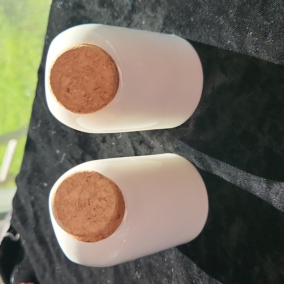 Lifver Salt & Pepper shakers ☆ white porcelain ☆ cork tops ☆ BRAND NEW in box ☆ - Picture 4 of 13